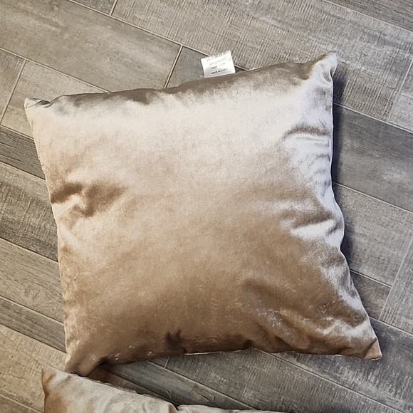 Throw pillows - Picture 7 of 10